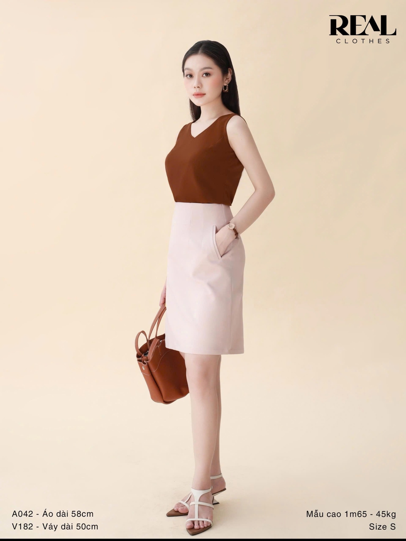 Áo cổ tim nâu không tay