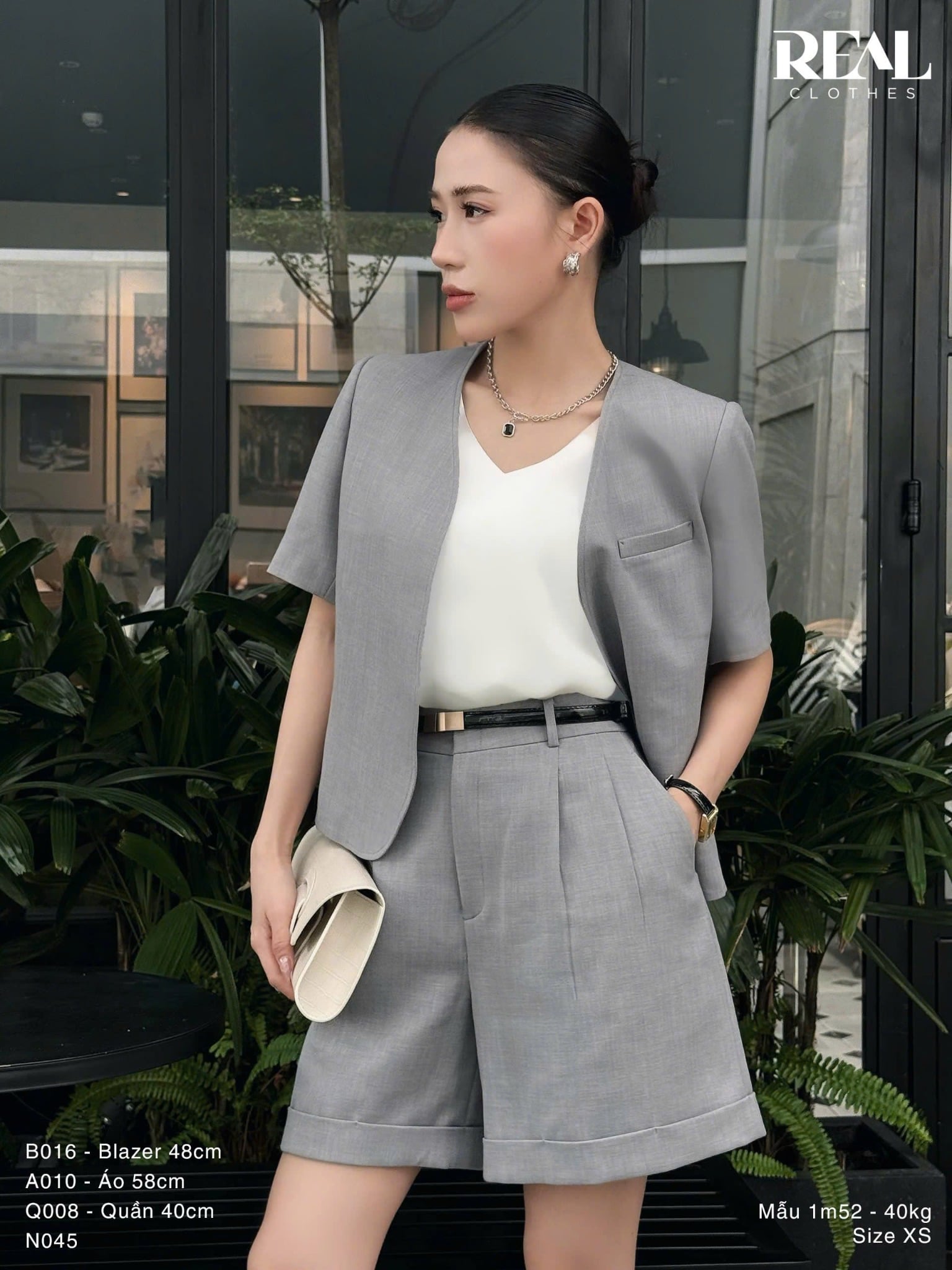 Áo cổ tim trắng không tay