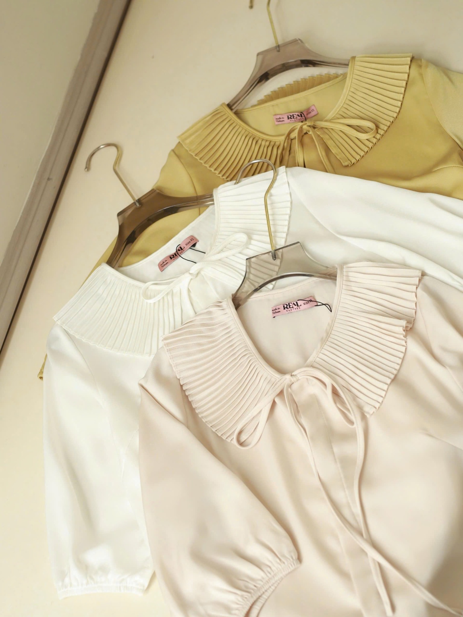 Áo cổ xếp vàng FINAL SALE - size XS