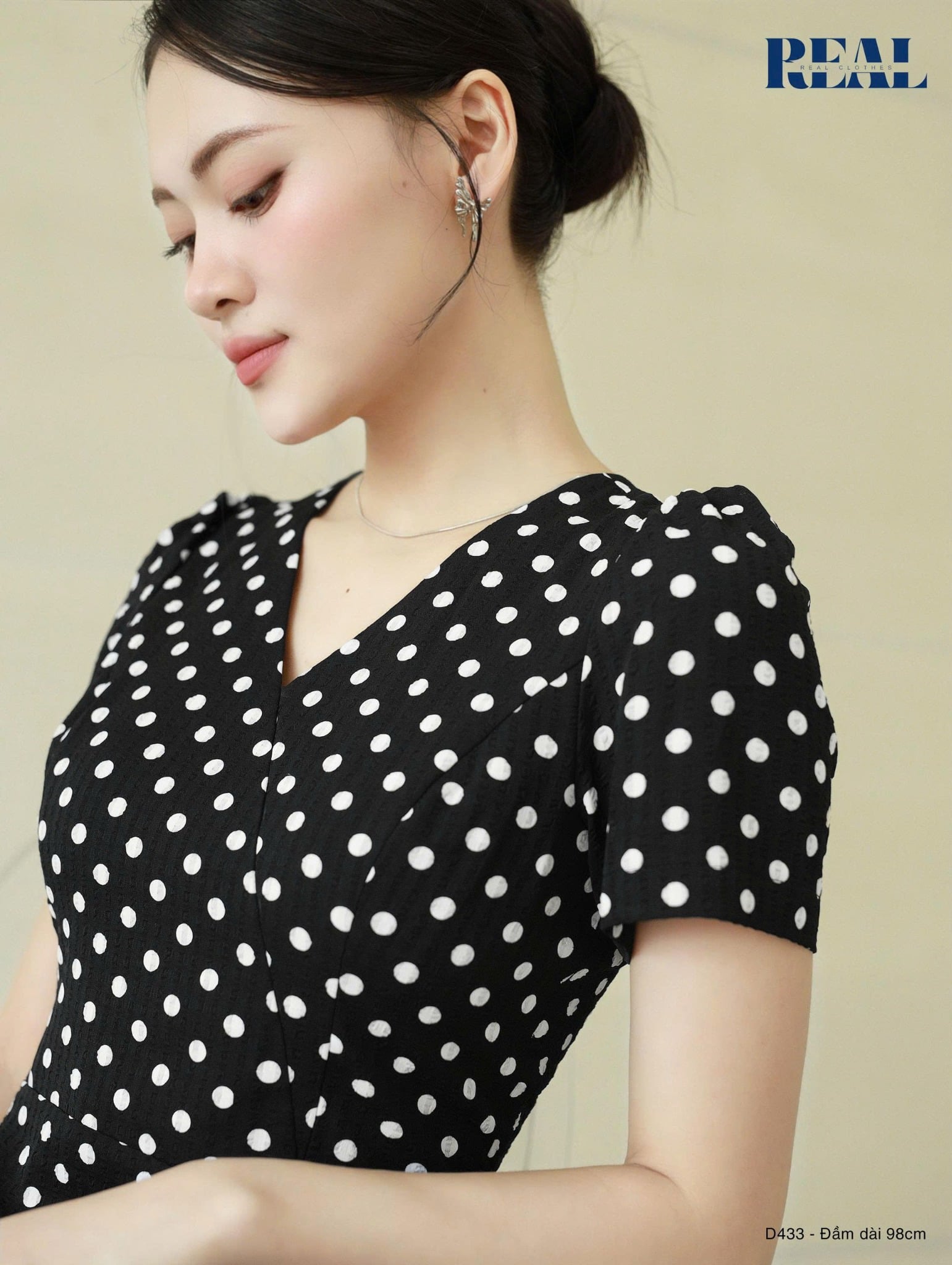 Đầm chéo chấm bi xốp đen