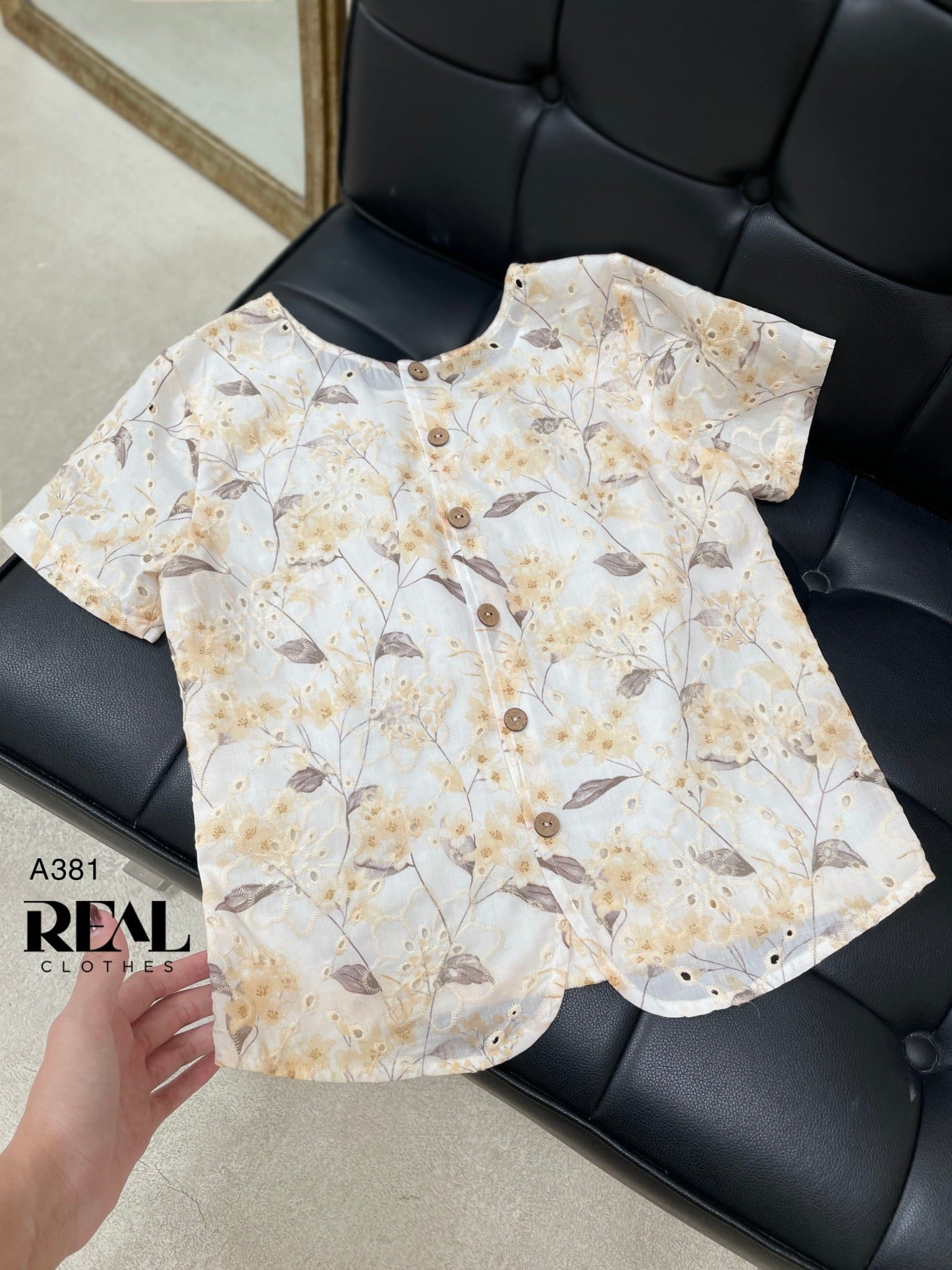 Croptop nút SALE