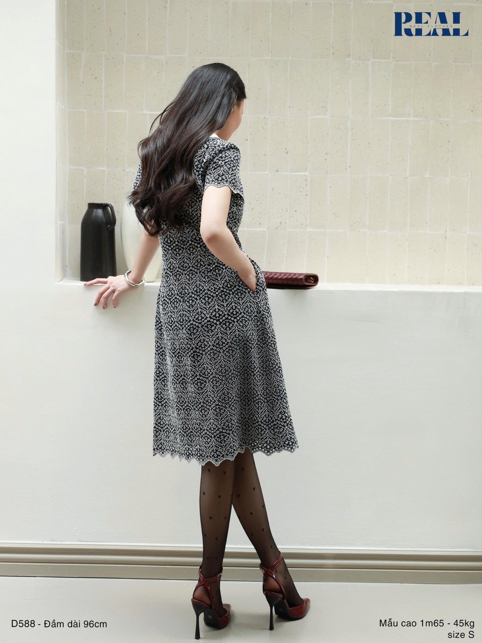 Đầm suông ren tay đủ cổ lá sen hoa đen