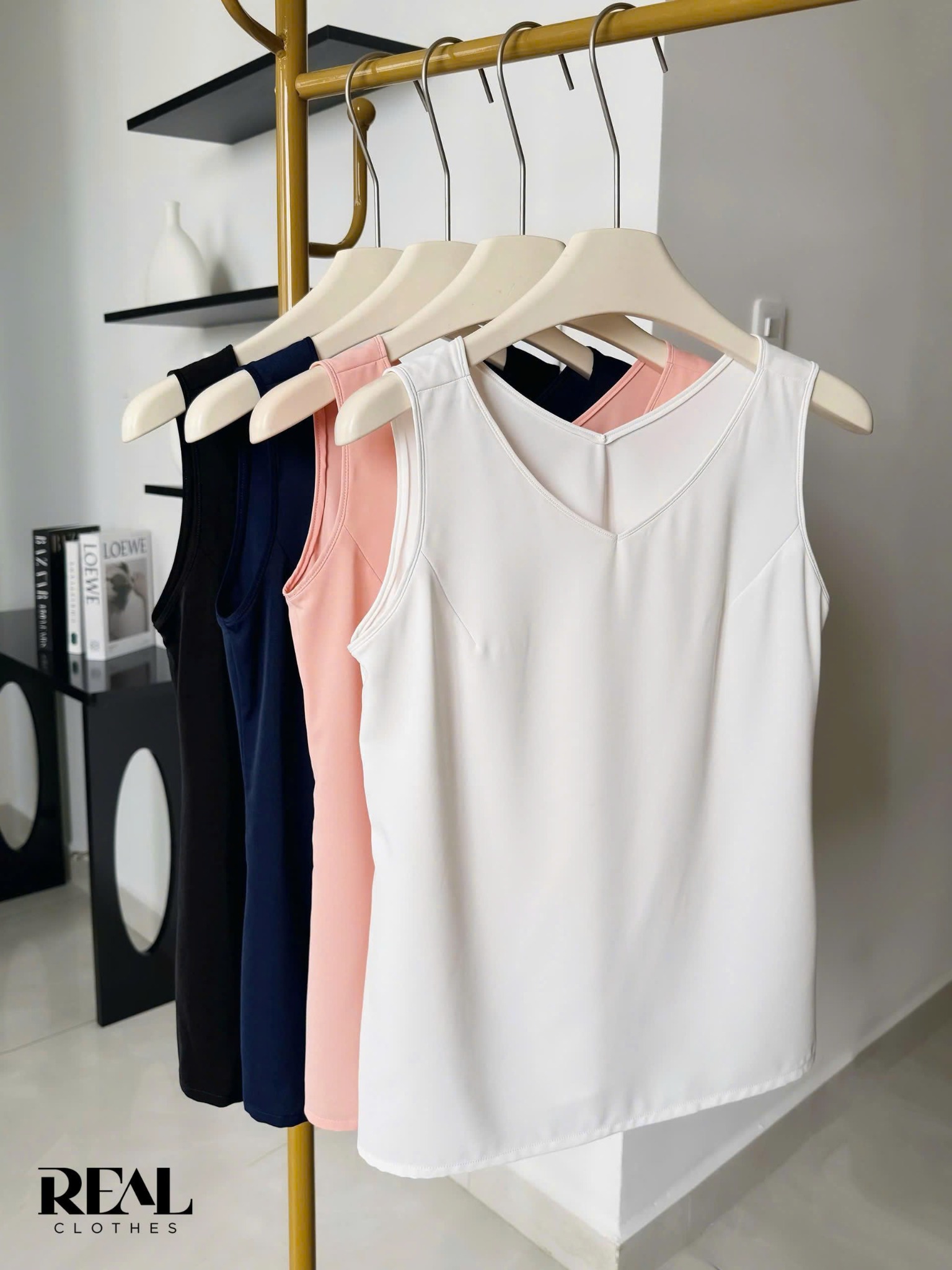 Áo cổ tim đen không tay