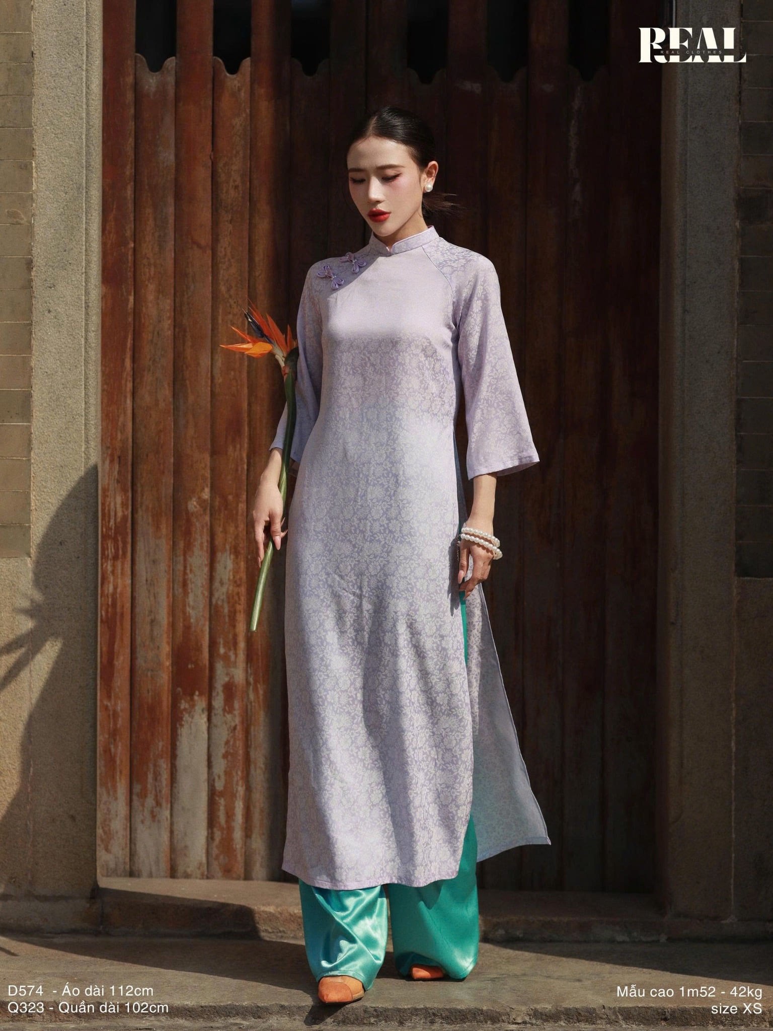 Áo dài cách tân nút hoa tím