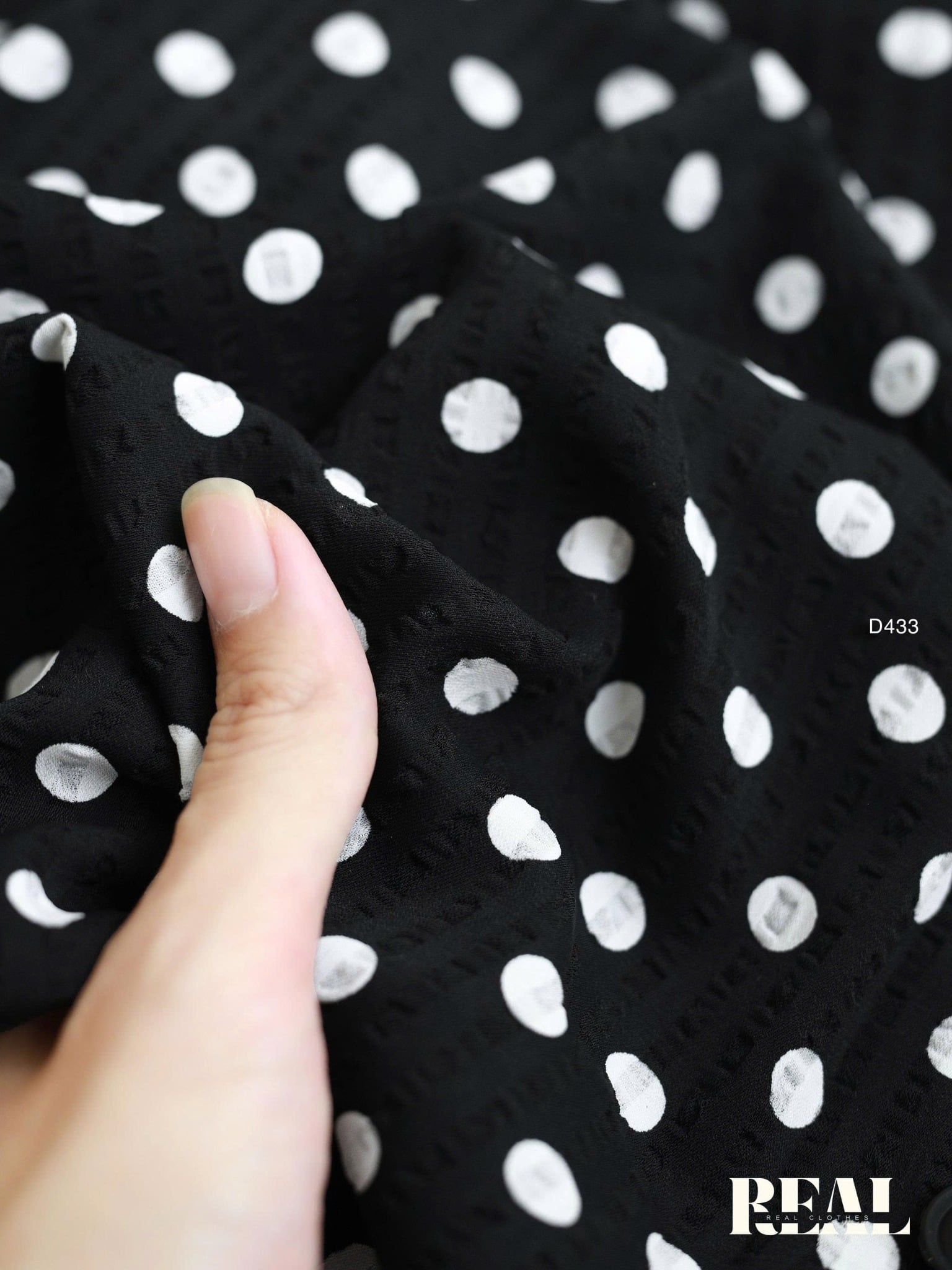 Đầm chéo chấm bi xốp đen
