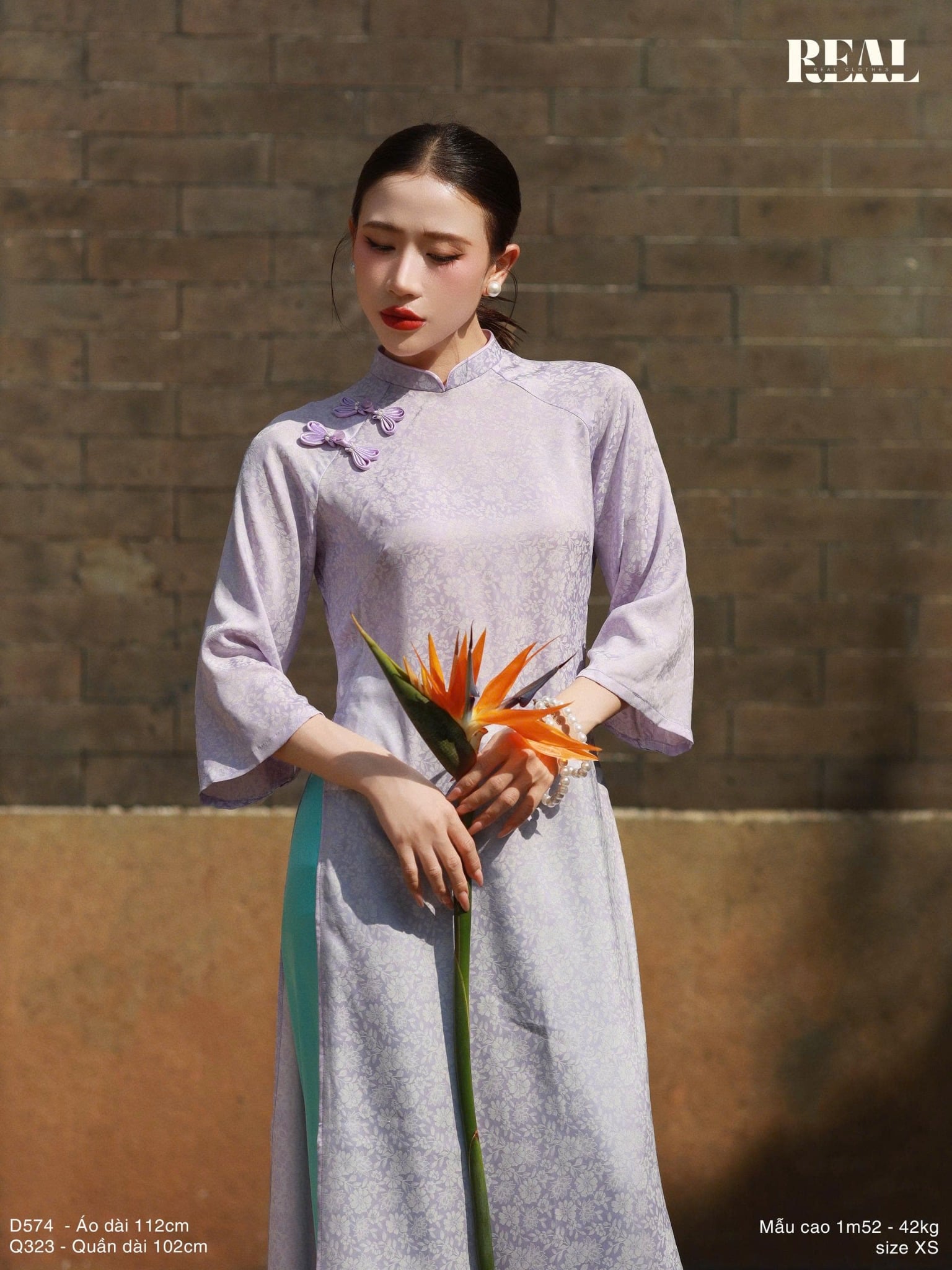 Áo dài cách tân nút hoa tím