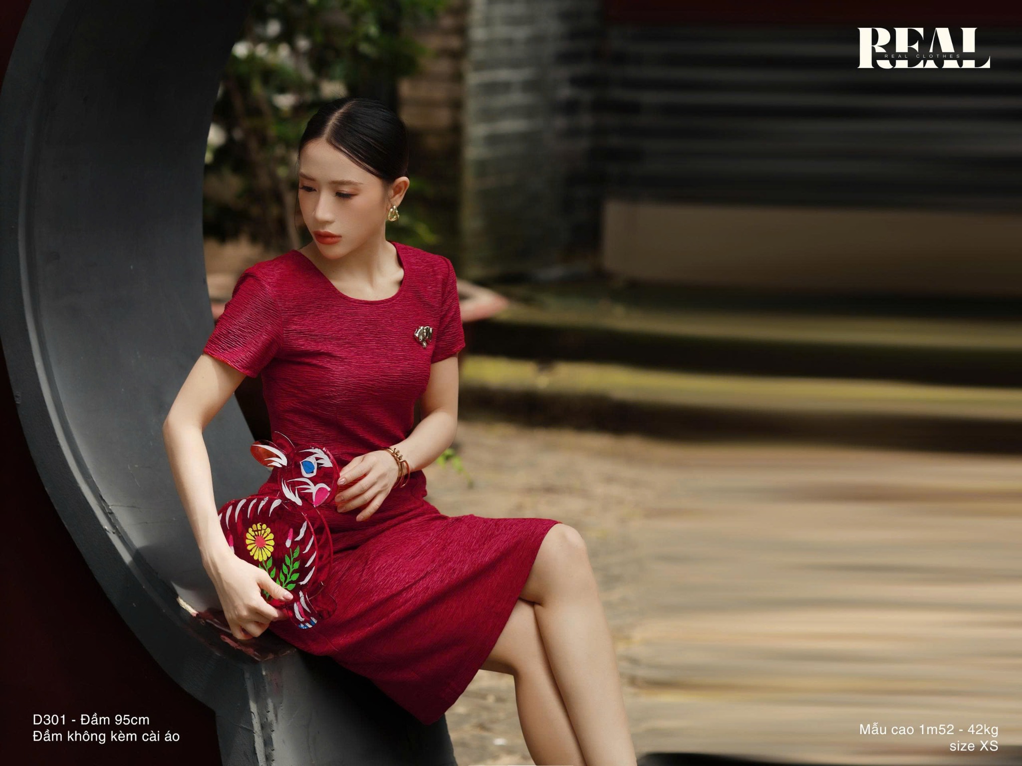 Đầm Moon đỏ tay đủ