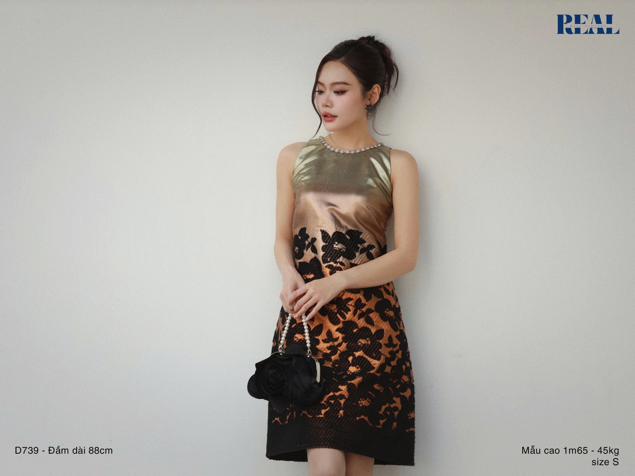 Đầm hoa đen ánh vàng