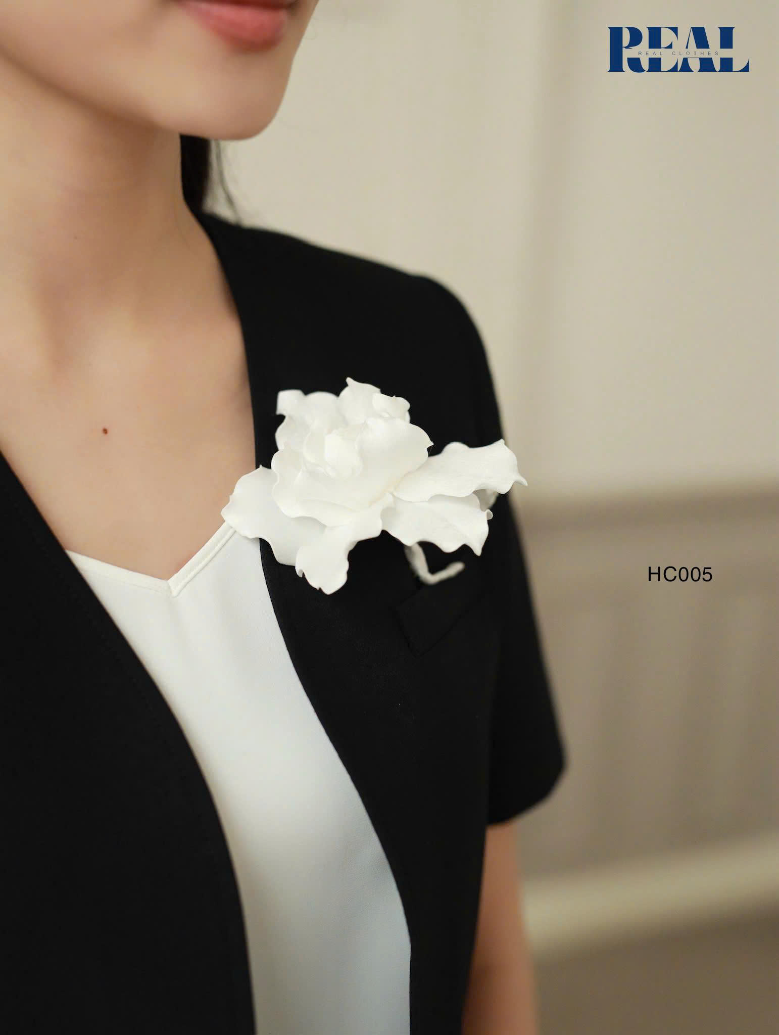 Cài áo hoa diên vĩ