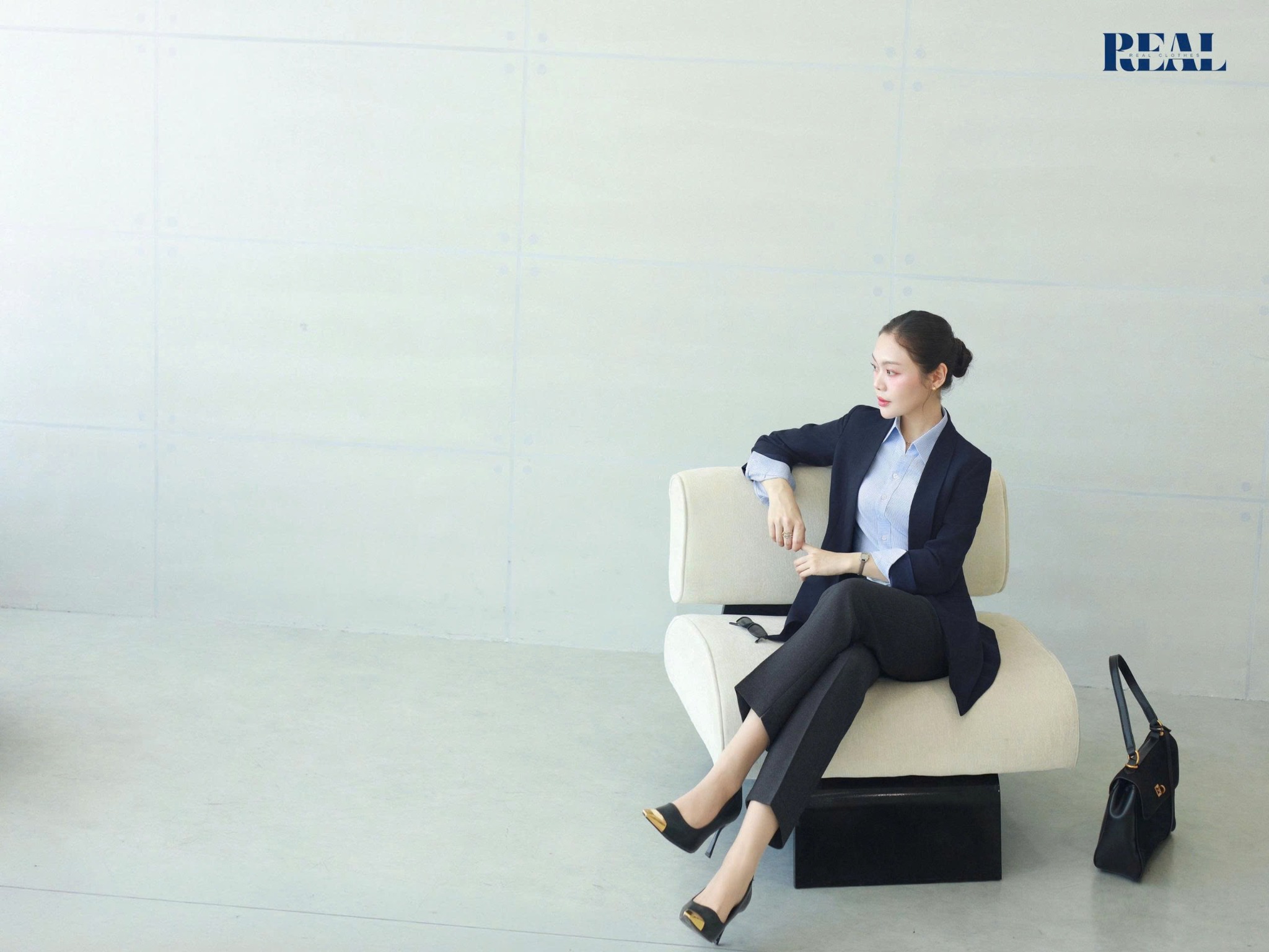 Sơ mi cổ V tay dài sọc xanh