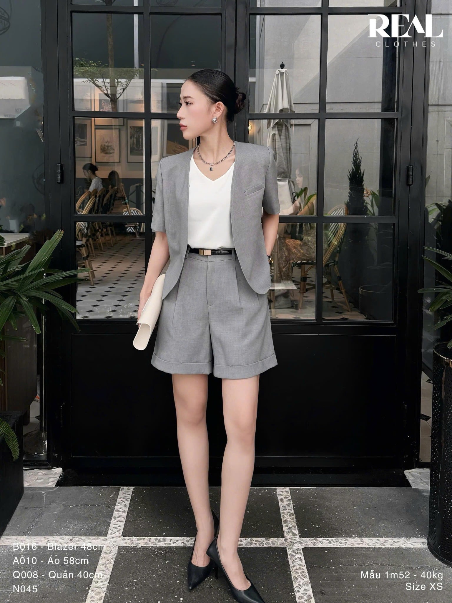 Áo cổ tim trắng không tay