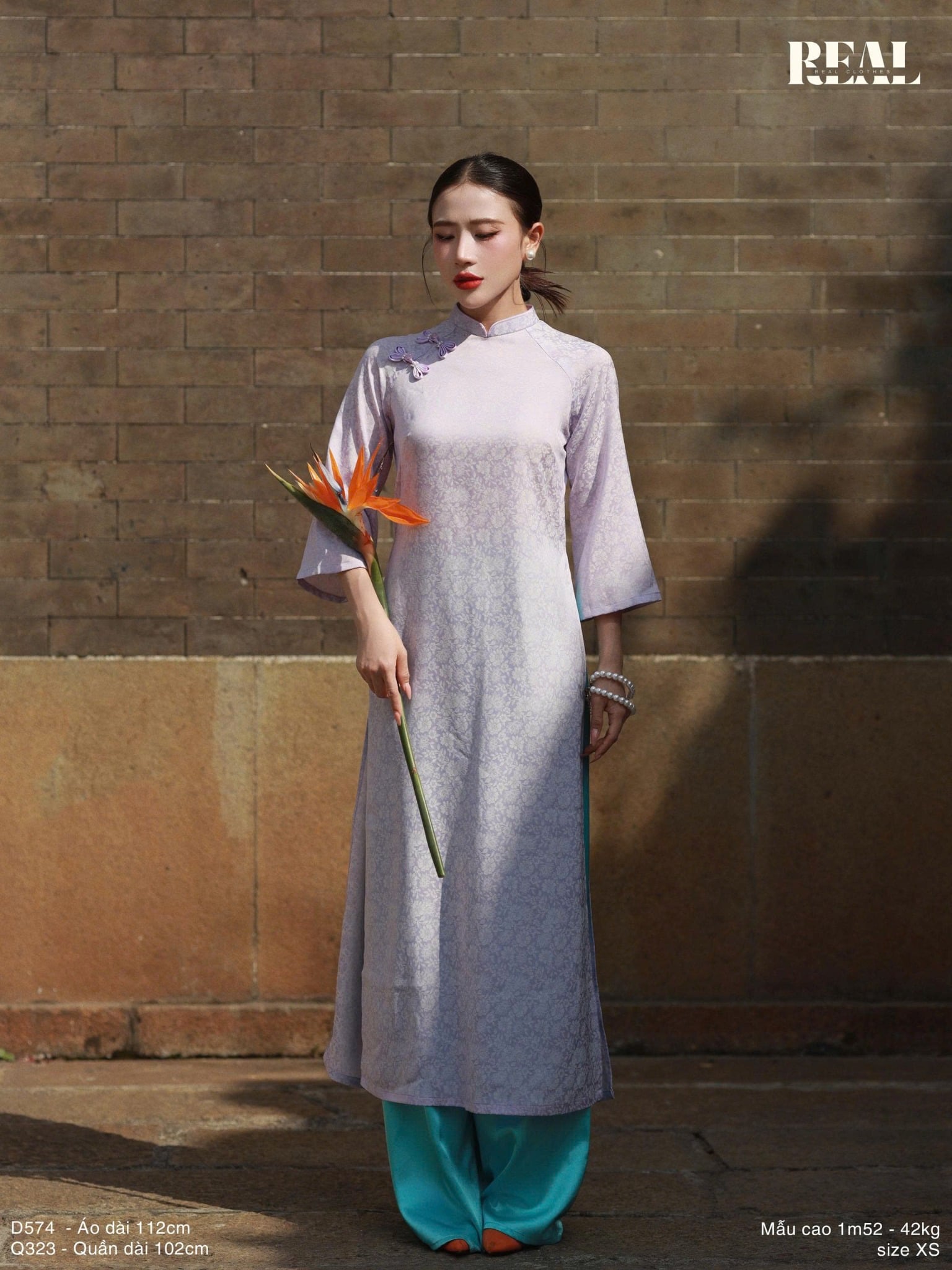 Áo dài cách tân nút hoa tím