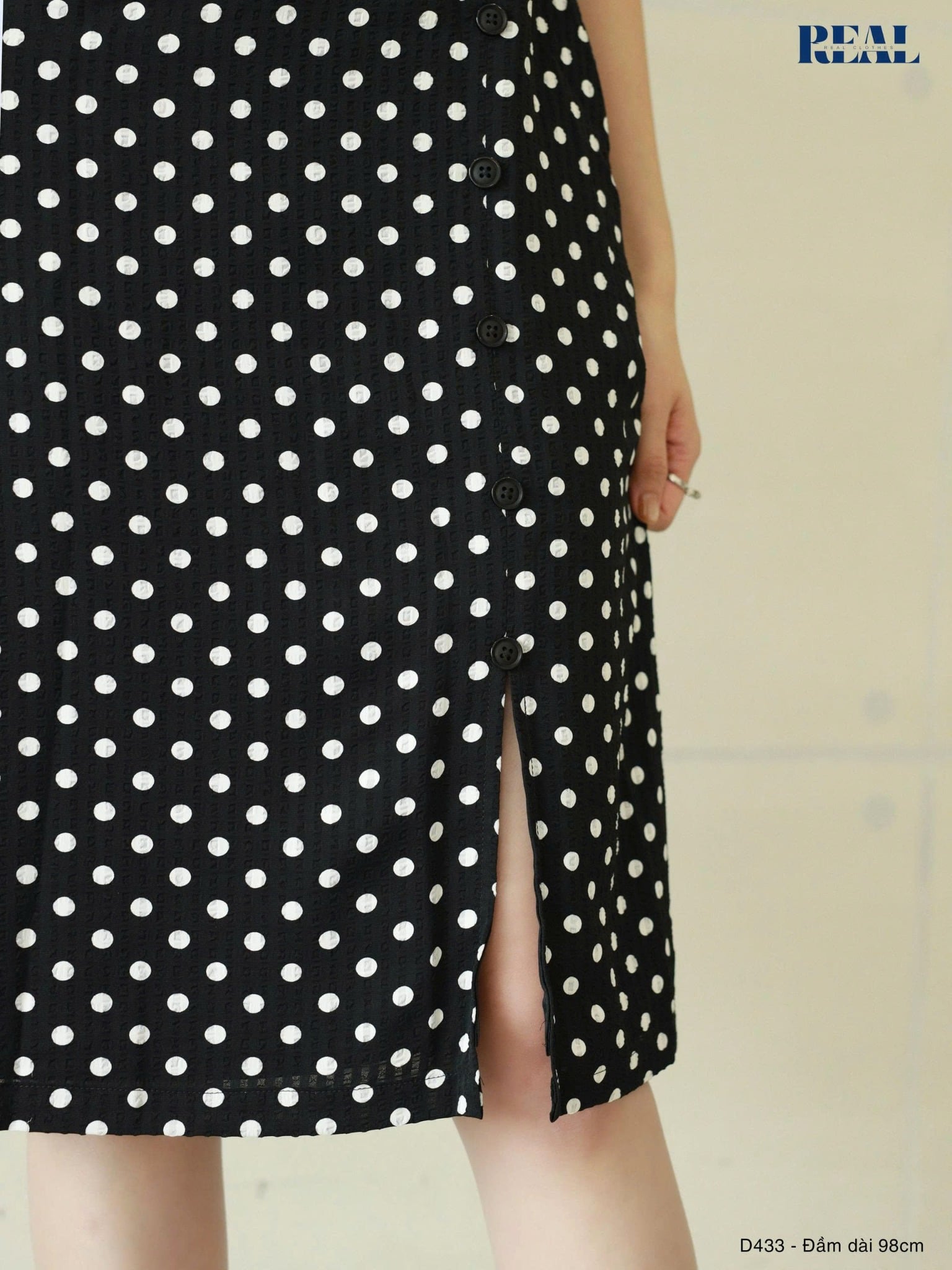 Đầm chéo chấm bi xốp đen