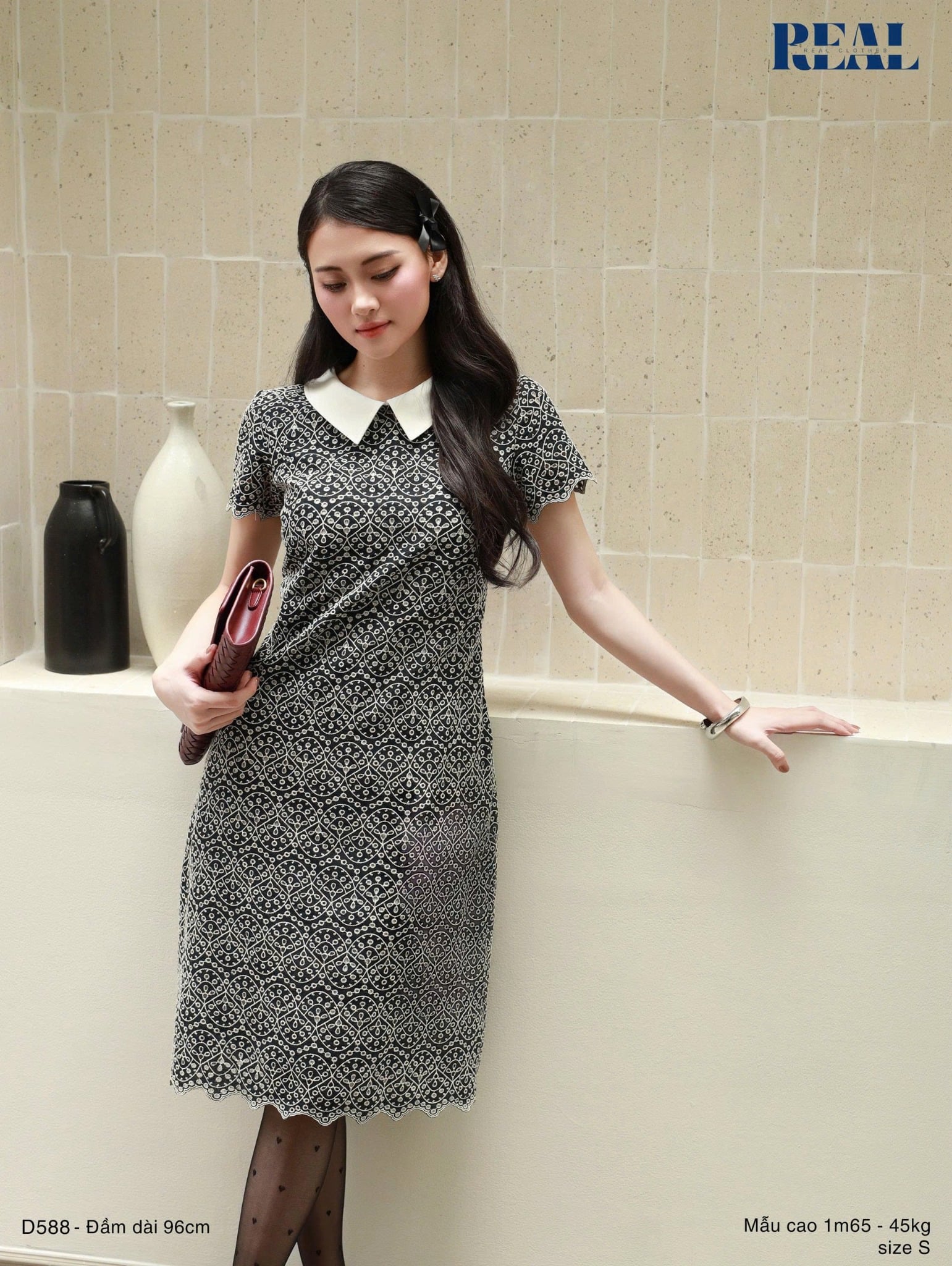 Đầm suông ren tay đủ cổ lá sen hoa đen