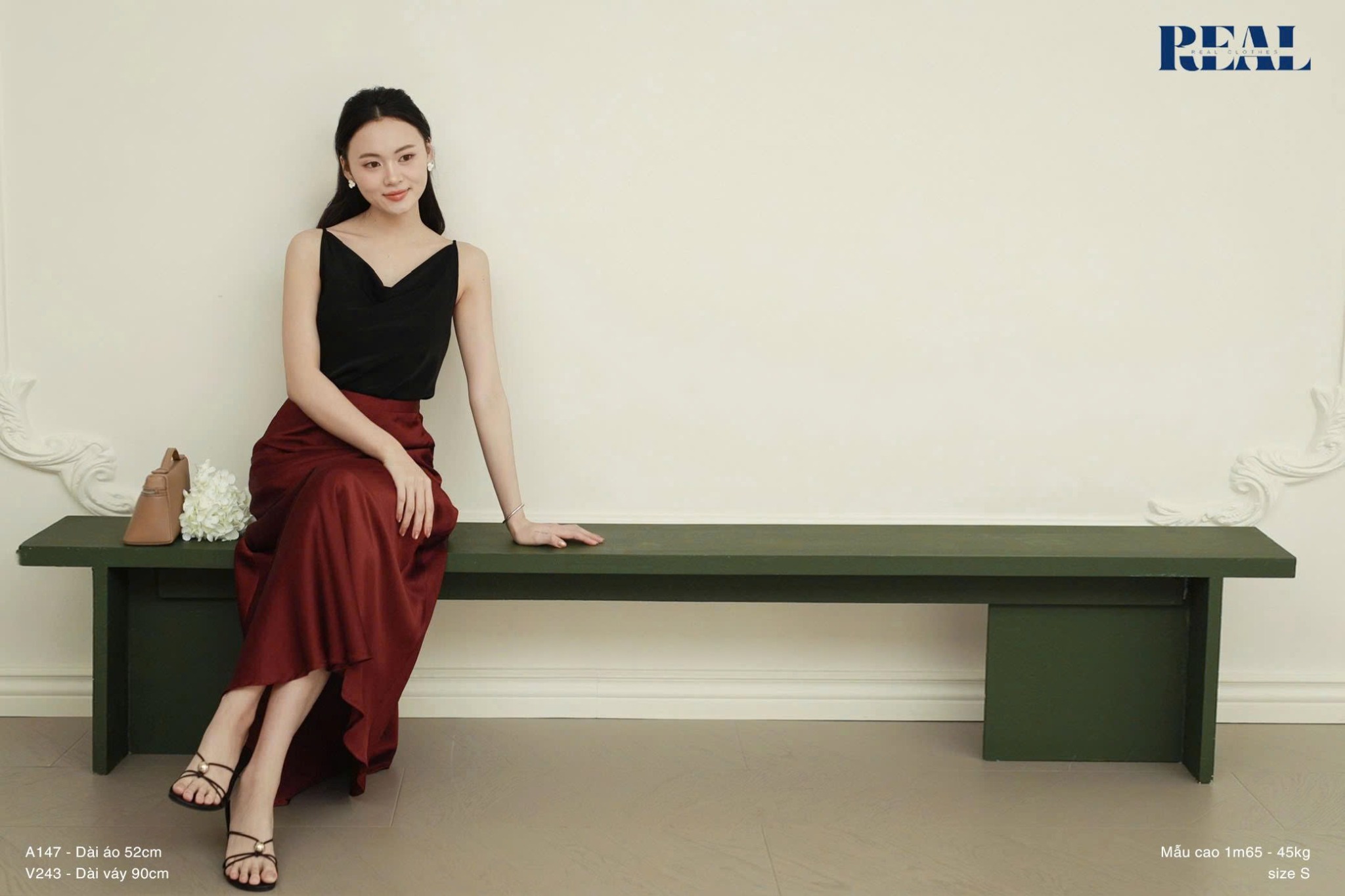 Váy lụa đỏ mận