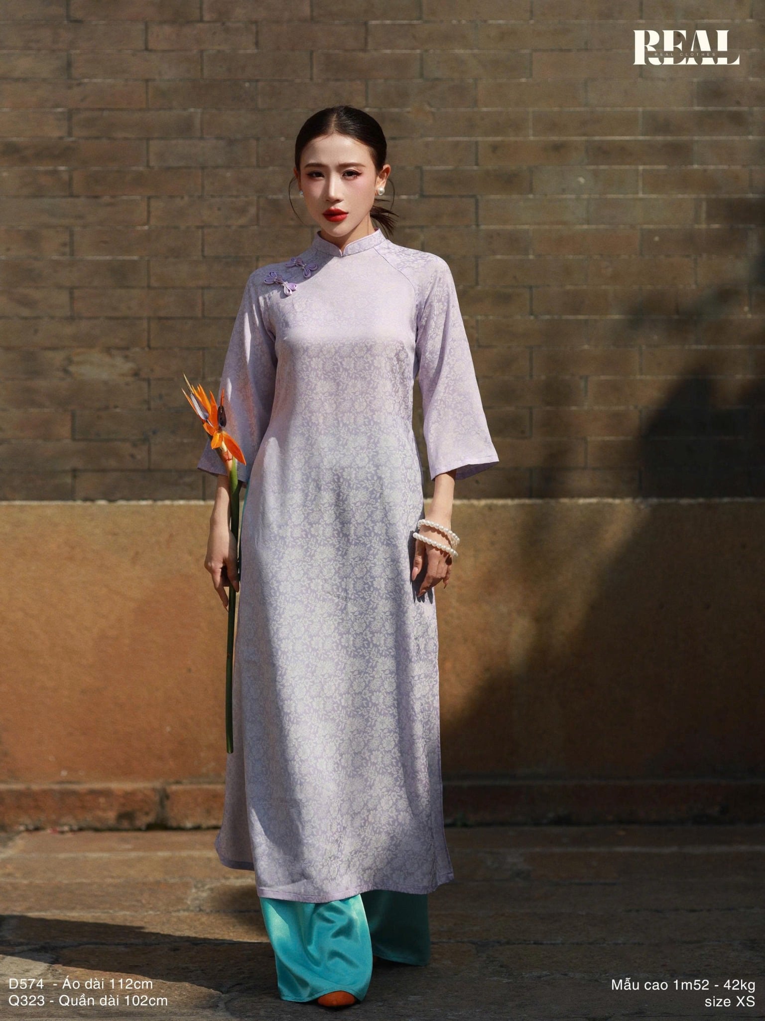 Áo dài cách tân nút hoa tím