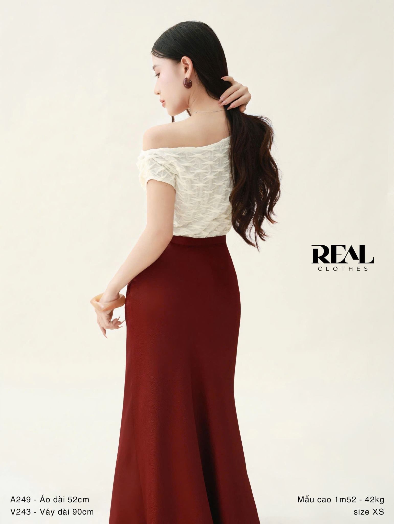 Váy lụa đỏ mận