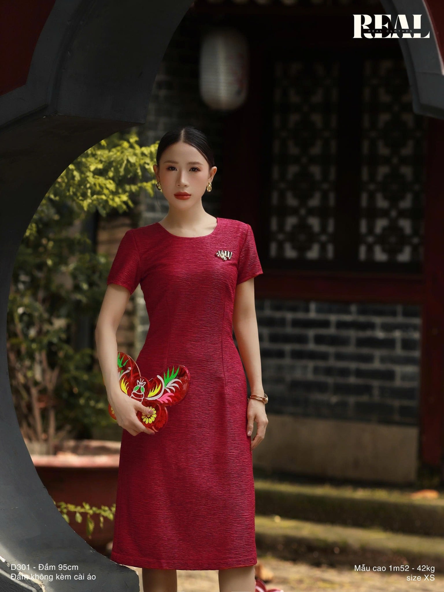 Đầm Moon đỏ tay đủ