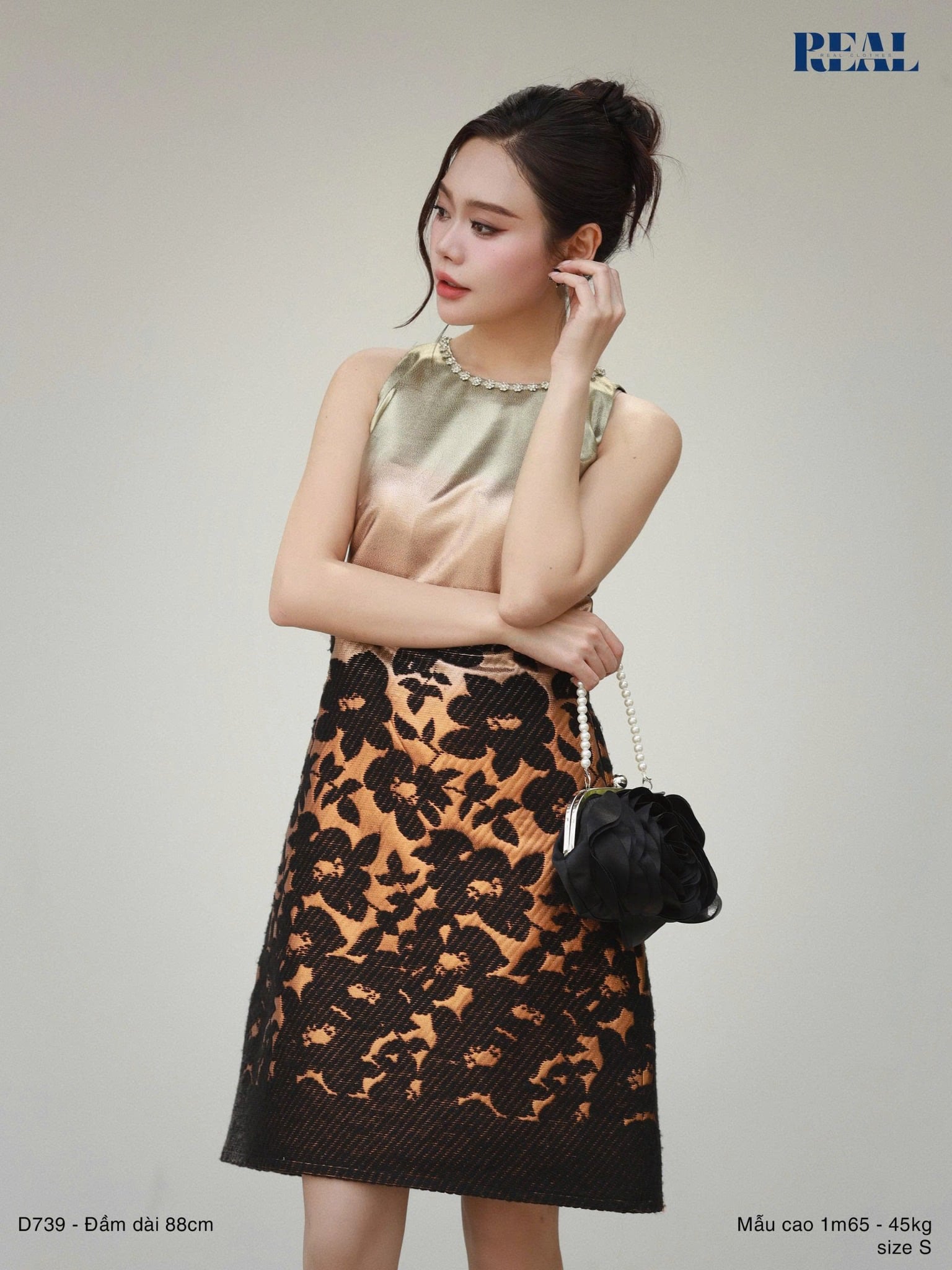 Đầm hoa đen ánh vàng