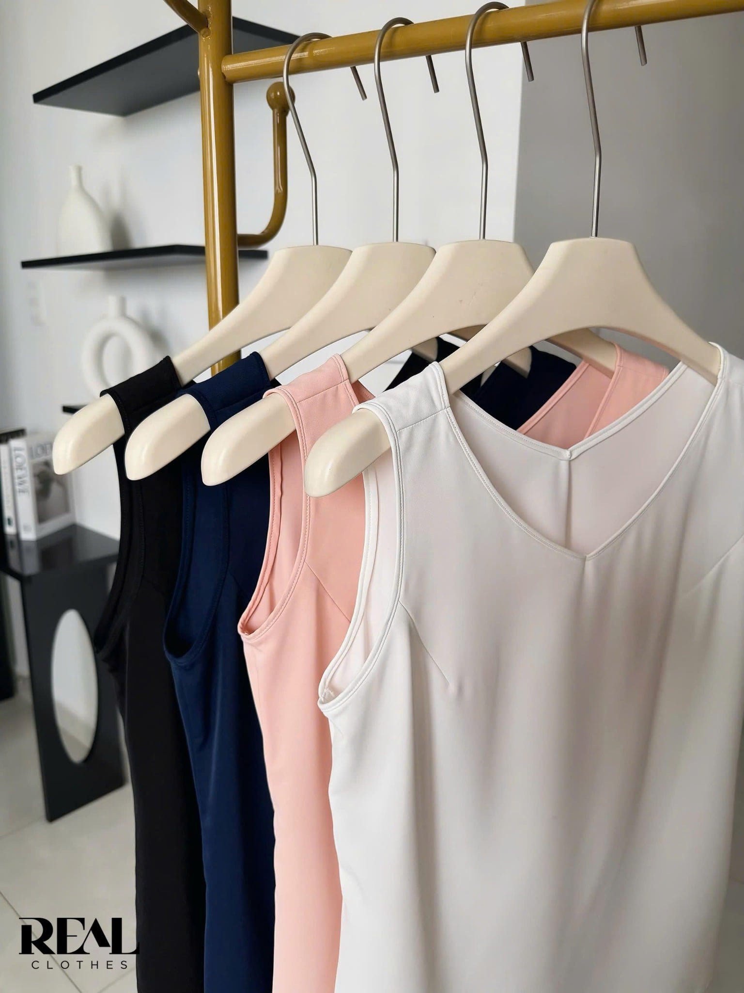 Áo cổ tim trắng không tay