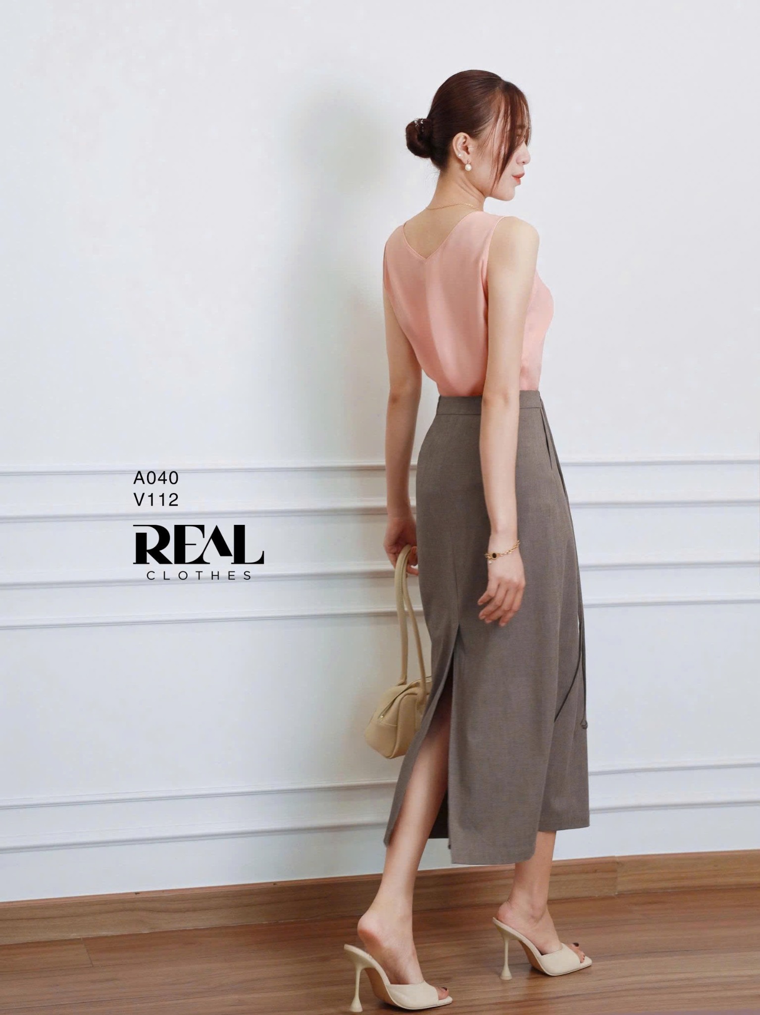 Áo cổ tim cam nhạt không tay