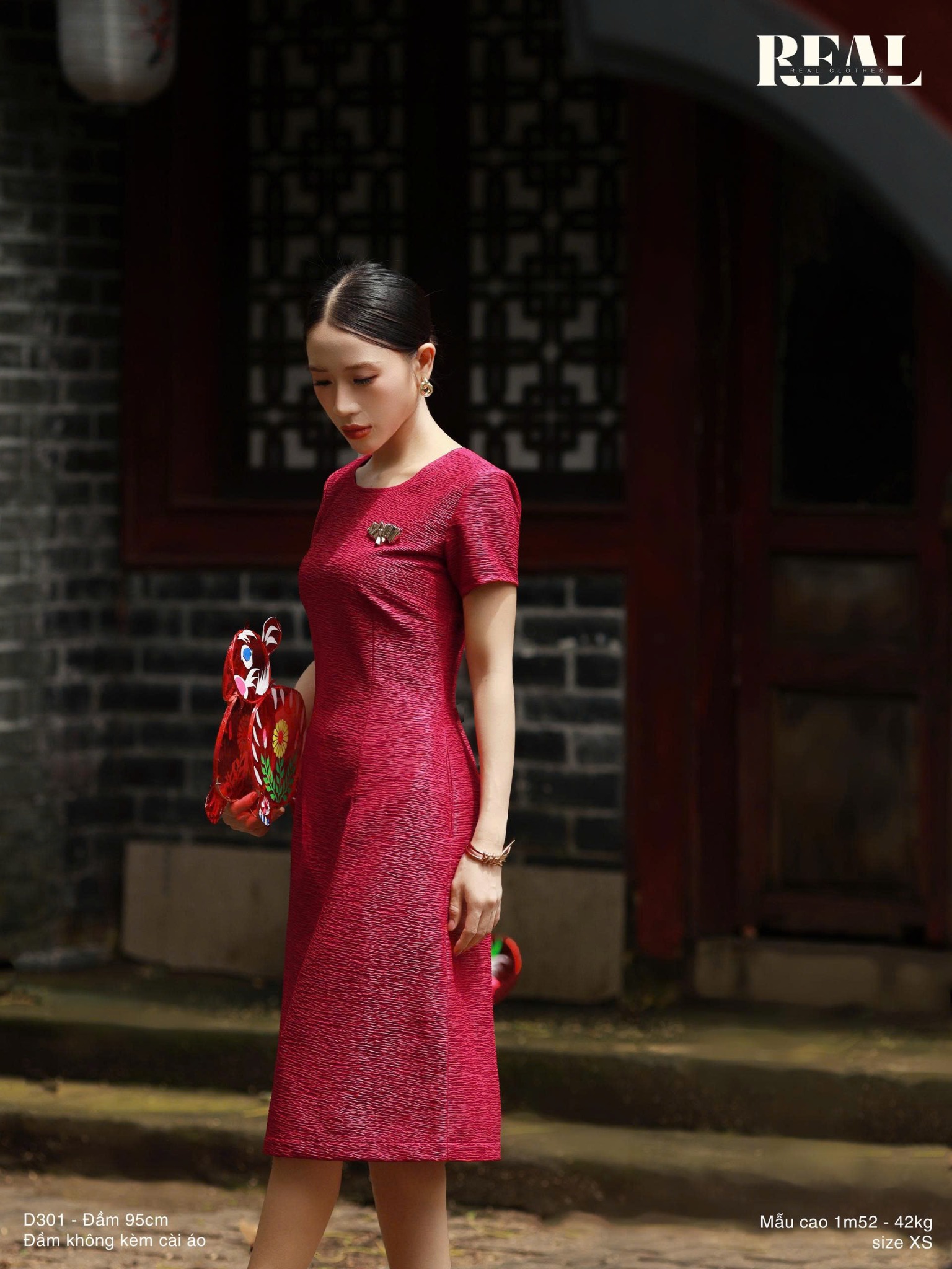 Đầm Moon đỏ tay đủ