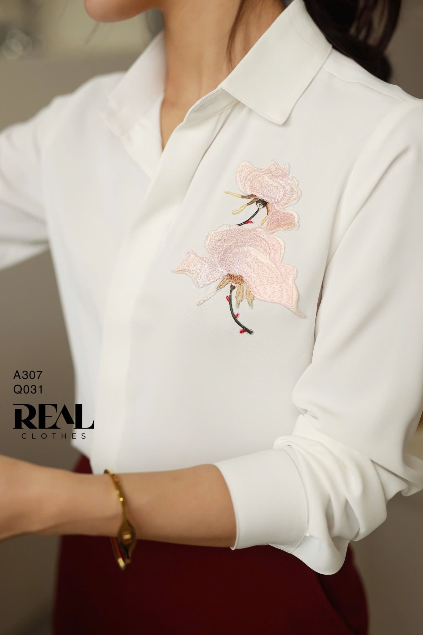  Sơ mi cổ mềm đính hoa 