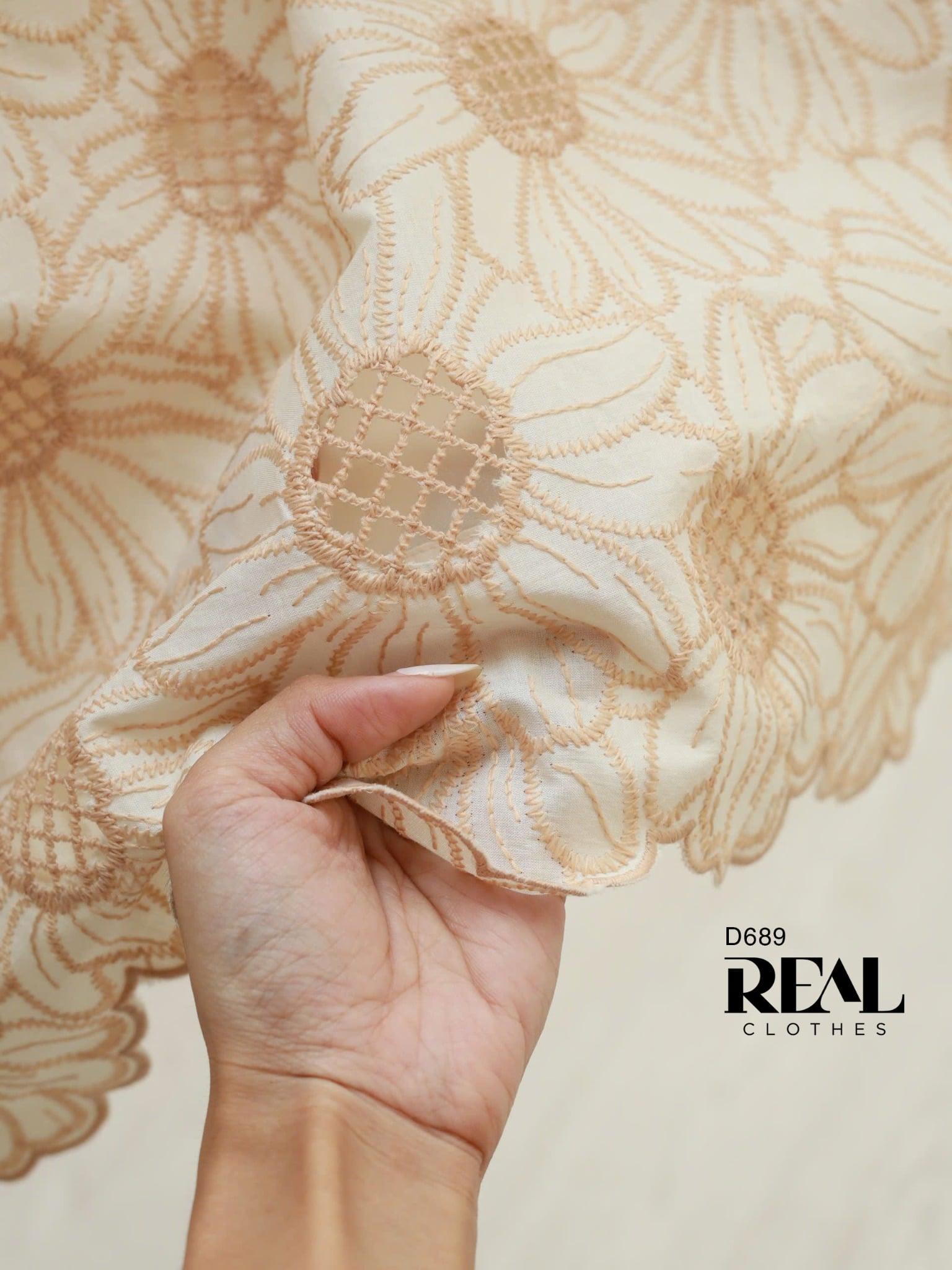 Đầm suông ren tay đủ cổ lá sen