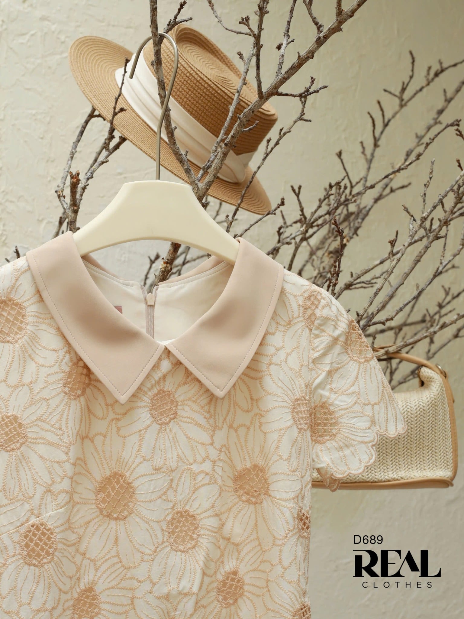 Đầm suông ren tay đủ cổ lá sen