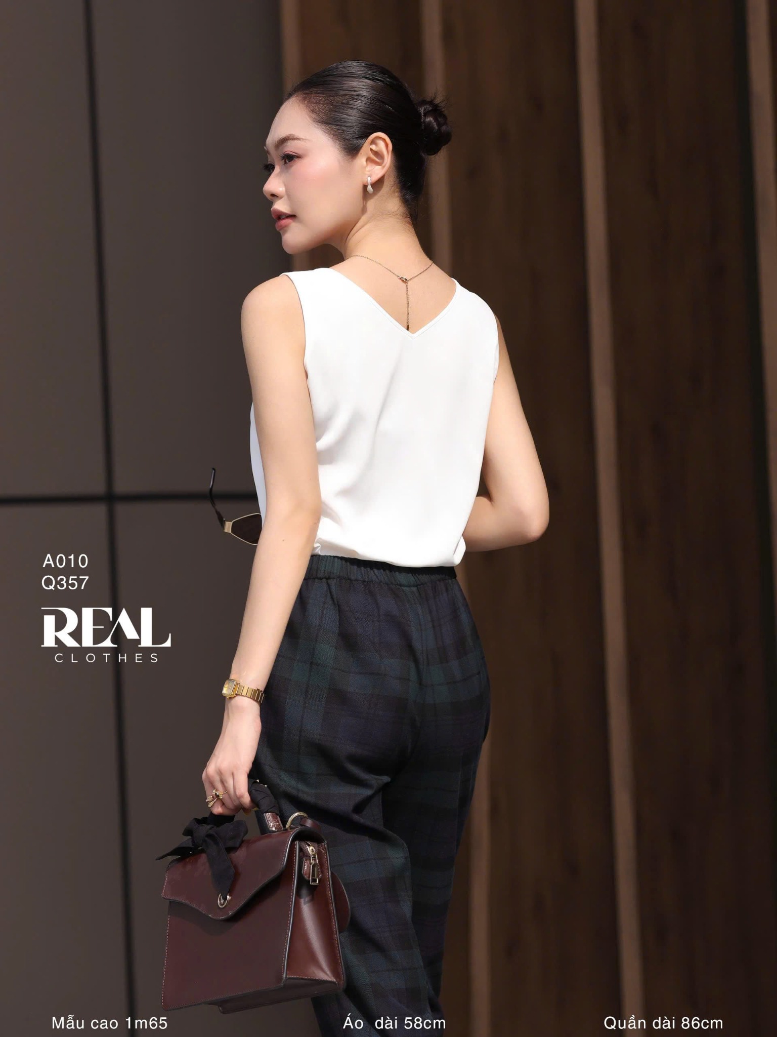 Áo cổ tim trắng không tay