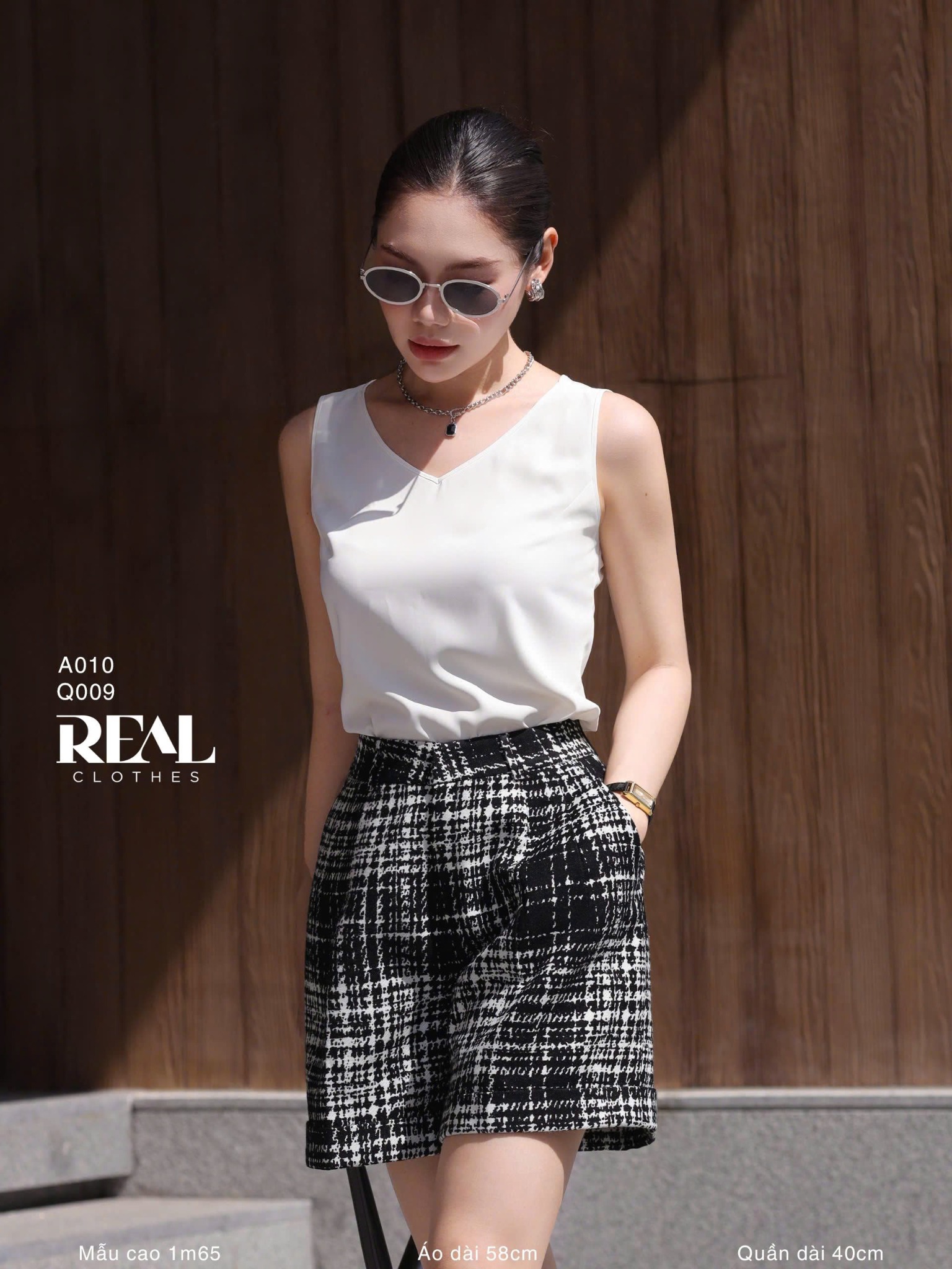 Áo cổ tim trắng không tay