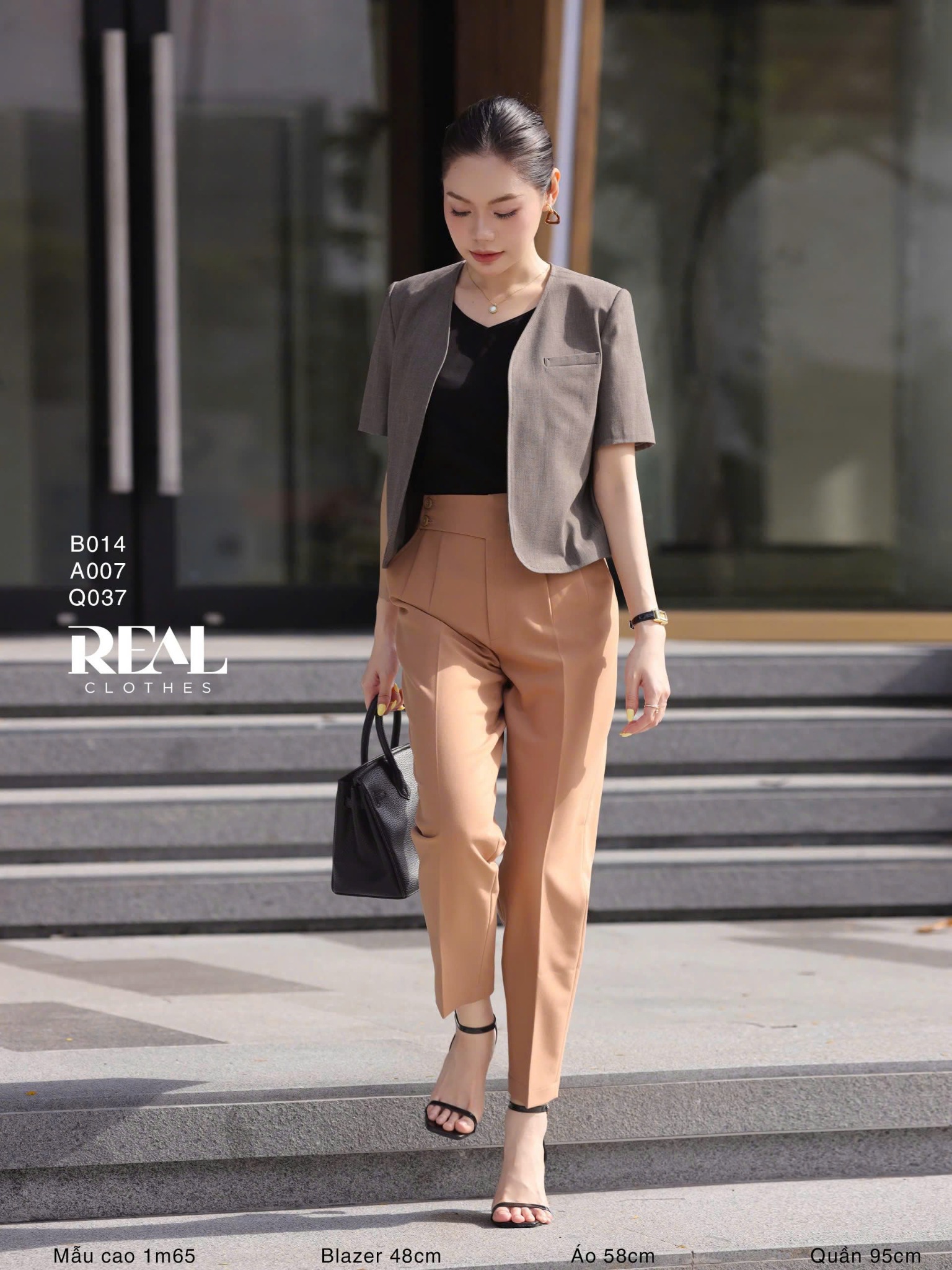 Áo cổ tim đen không tay