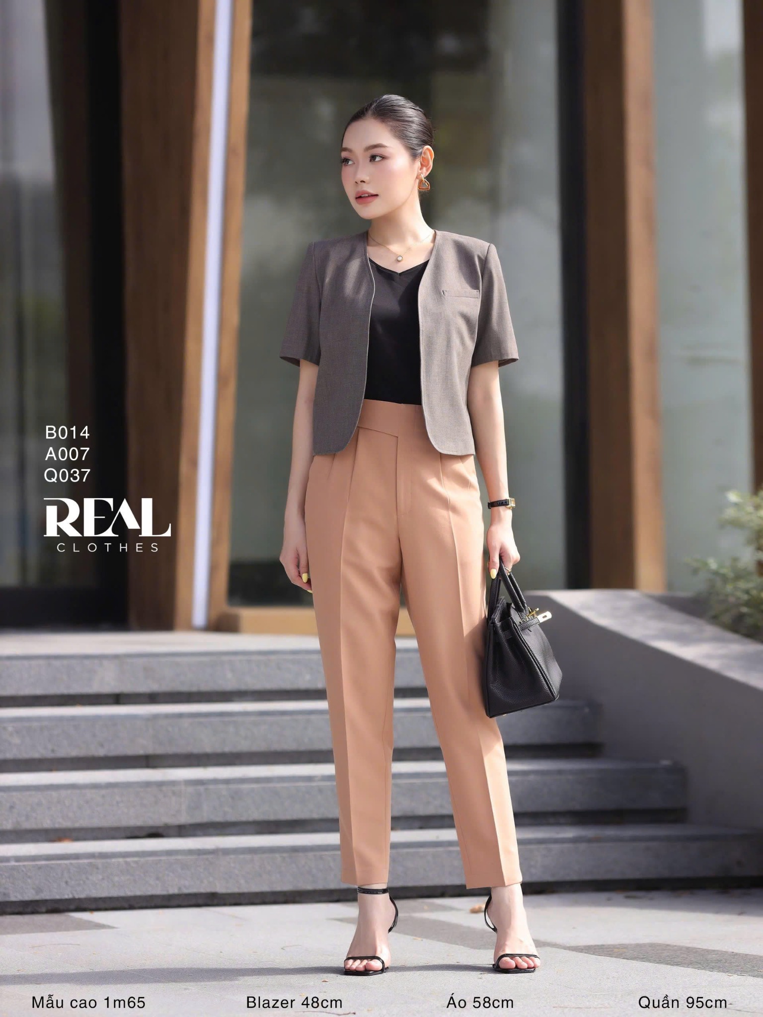 Áo cổ tim đen không tay