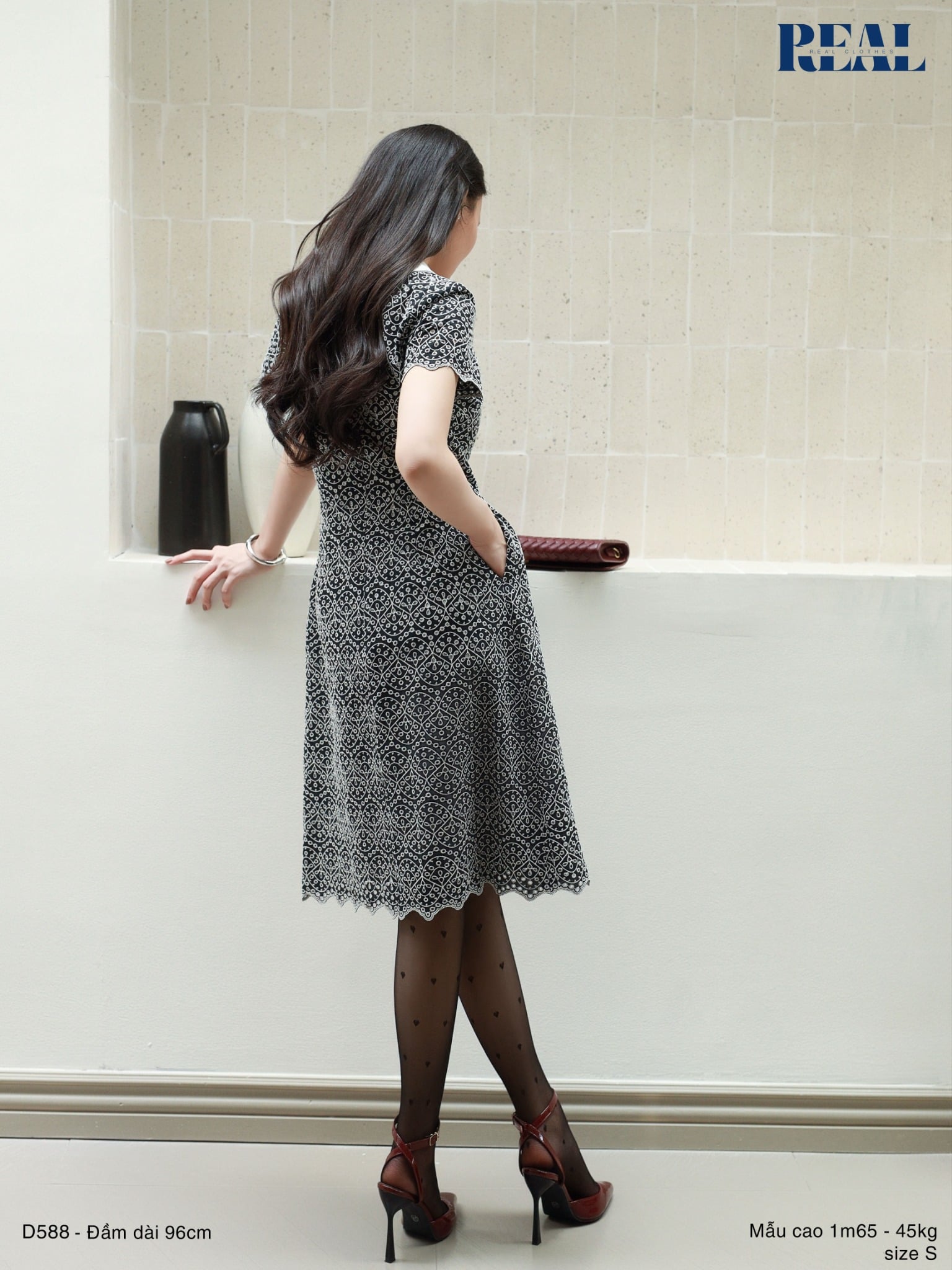 Đầm suông ren tay đủ cổ lá sen