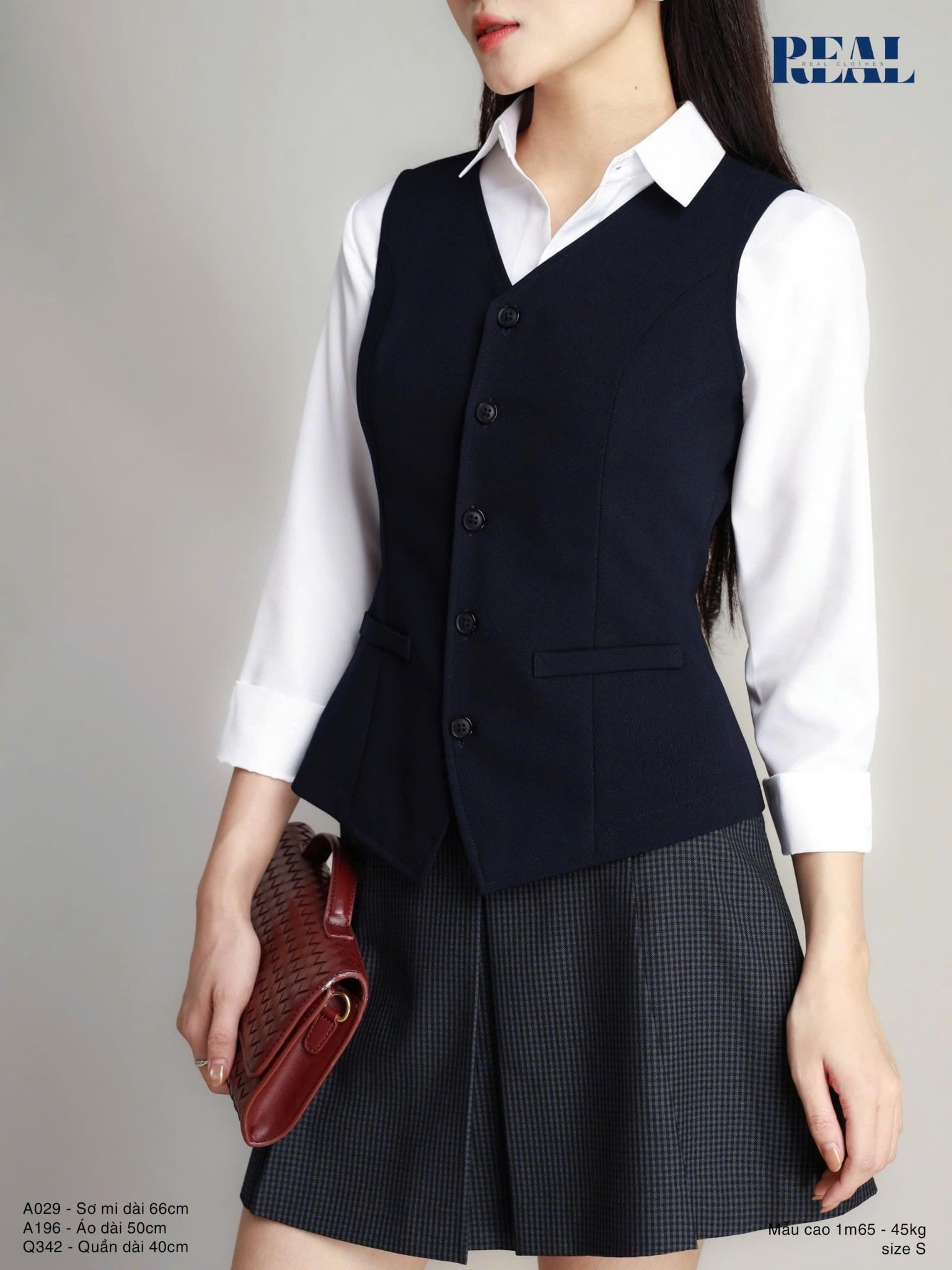 Sơ mi basic cổ nhọn trắng