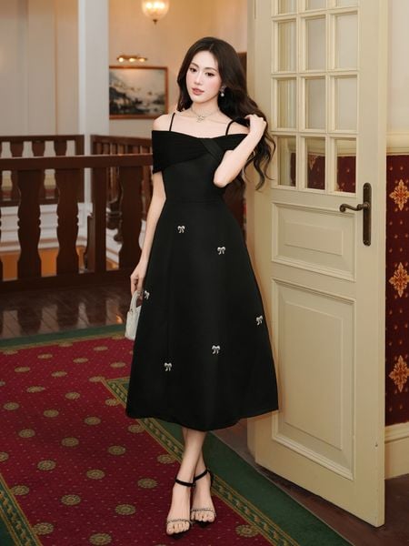 Người mẫu mặc Đầm dài dự tiệc 2 dây trễ vai - D3054 màu đen