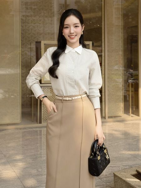Người mẫu mặc Áo sơ mi công sở sọc xanh - A4017A