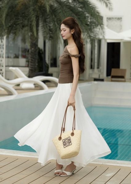 Người mẫu mặc Chân váy dài xòe rã mảnh - V4343T màu đen