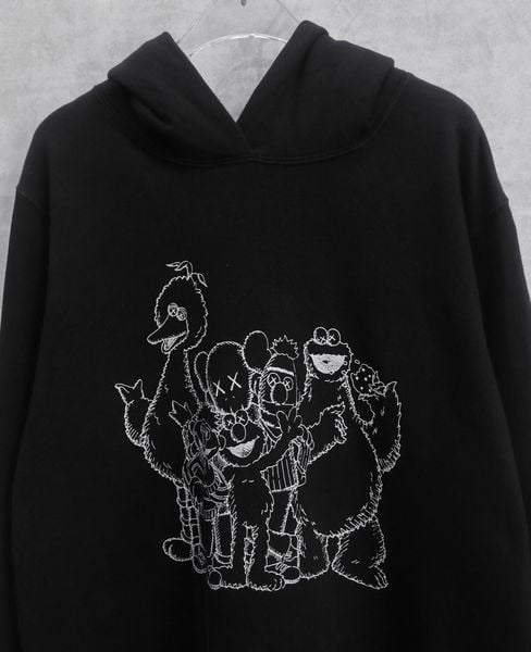  03.19.24 - VTG PULLOVER HOODIE - UNIQLO X KAWS X SESAME STREET 