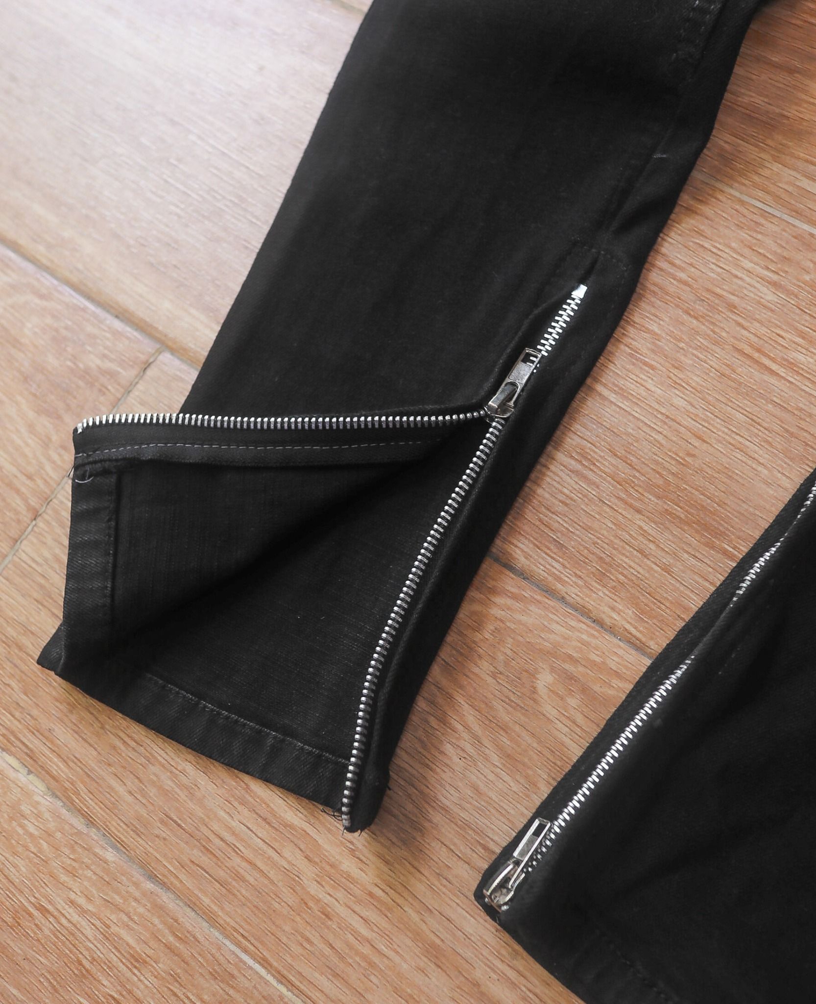  06.26.24 - VTG SKINNY DESTROYED DENIM PANTS 