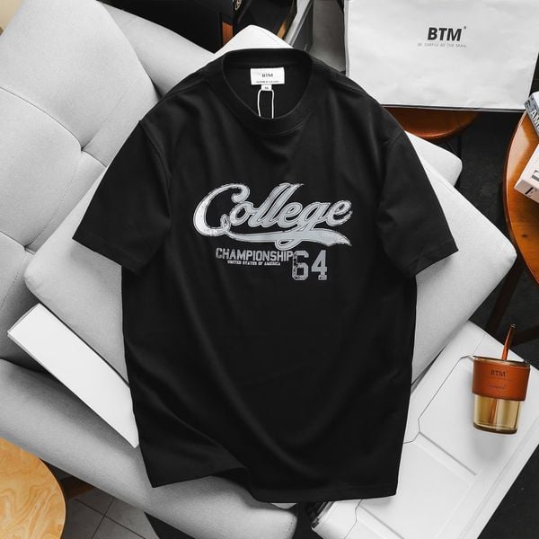  Áo Thun BTM Logo COLLEGE64 