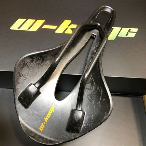 Yên xe đạp carbon W KUMG rỗng giữa mã WK Z1
