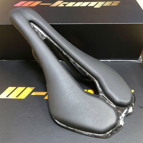 Yên xe đạp carbon W KUMG rỗng giữa bọc da mã WK01