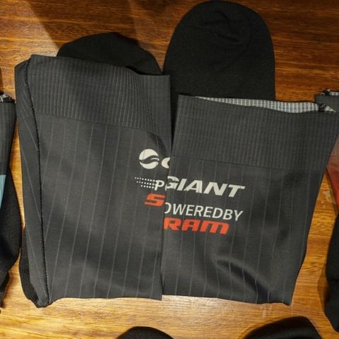 Tất đạp xe đội tuyển GIANT poweredby Sram