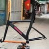 Khung Fixed Gear COLOSSI càng carbon mã 0301