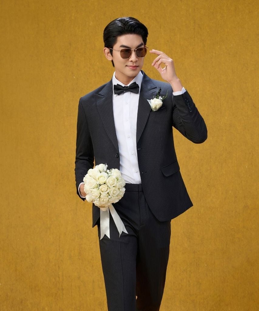  Áo Vest Đen Kẻ Sọc Nhỏ Biluxury 8AVBS401DEN Và Quần Âu 8QAUS401DEN 