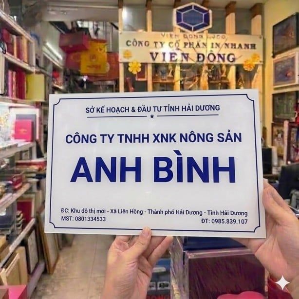 Biển mica in logo công ty sắc nét, thẩm mỹ cao