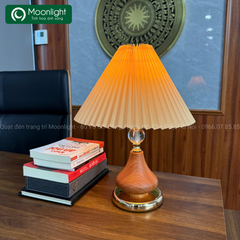 Đèn bàn trang trí chao vải gấp màu trắng thân màu vân gỗ 0601024902