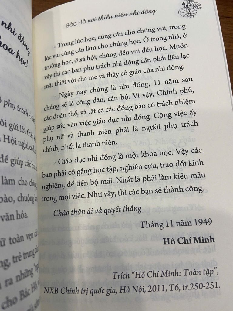 Sách văn học - Bác Hồ Tấm gương sáng mãi (Tuệ Minh)