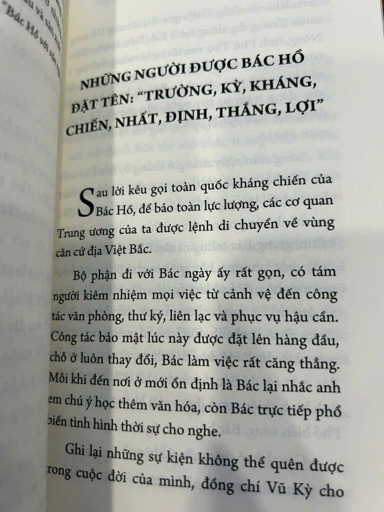 Sách văn học - Bác Hồ cầu hiền tài